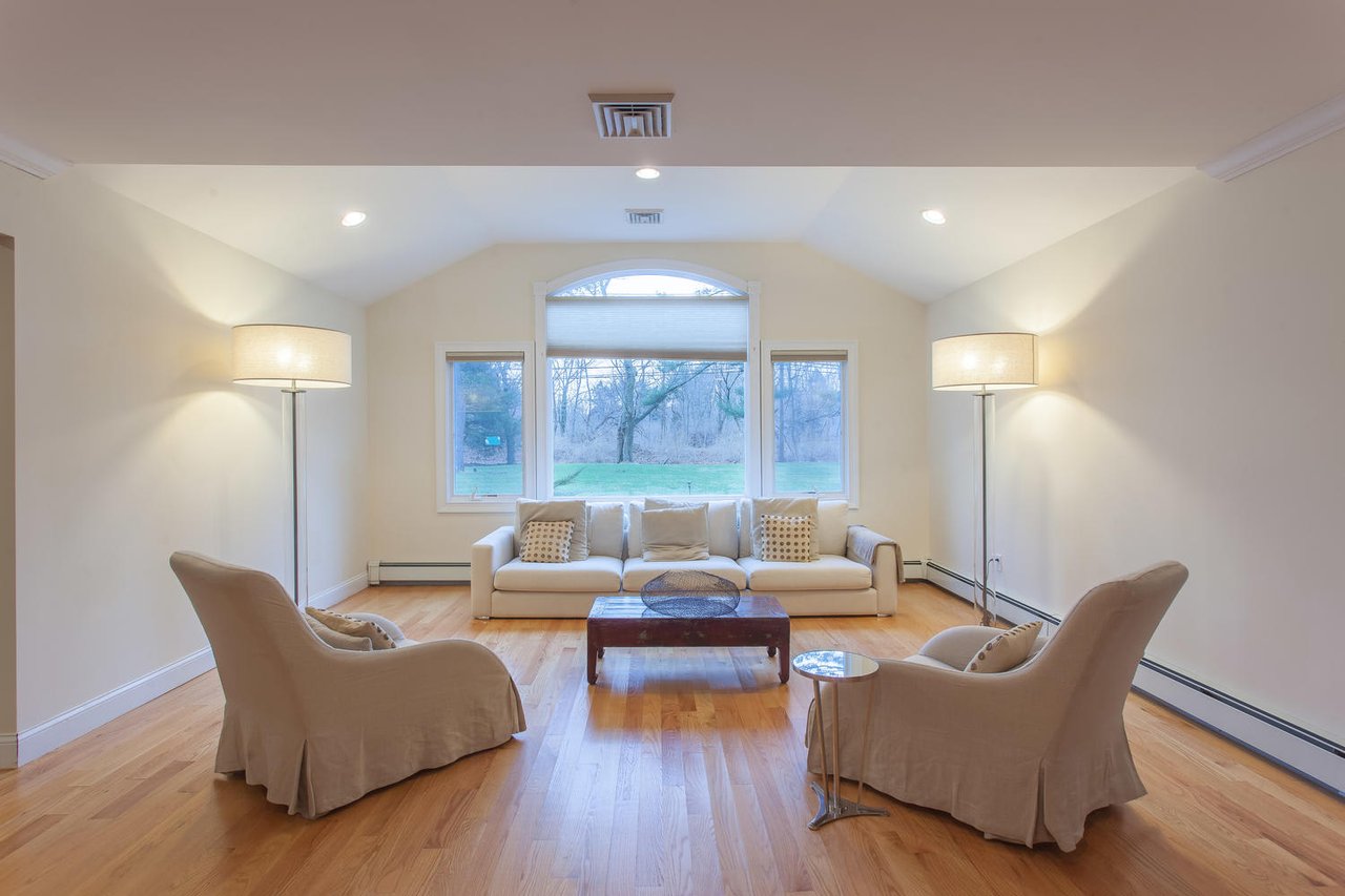 195 Cold Spring Rd, Syosset