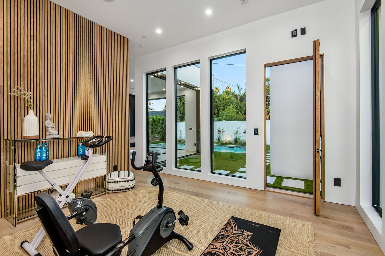 5132 Lindley Ave, Encino