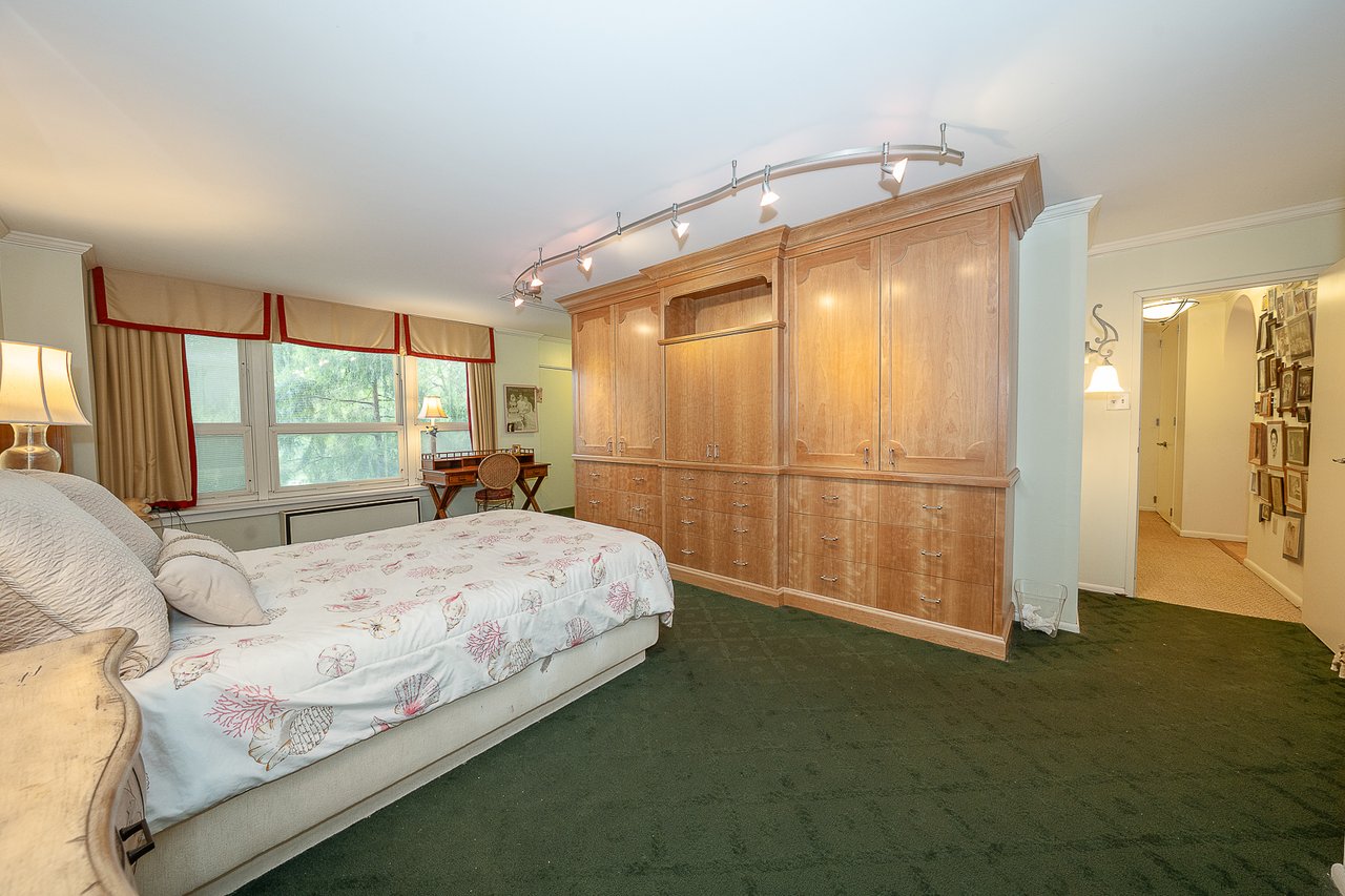 Price Improvement!!! Fab 3 bed 2.5 bath Main Line Condo