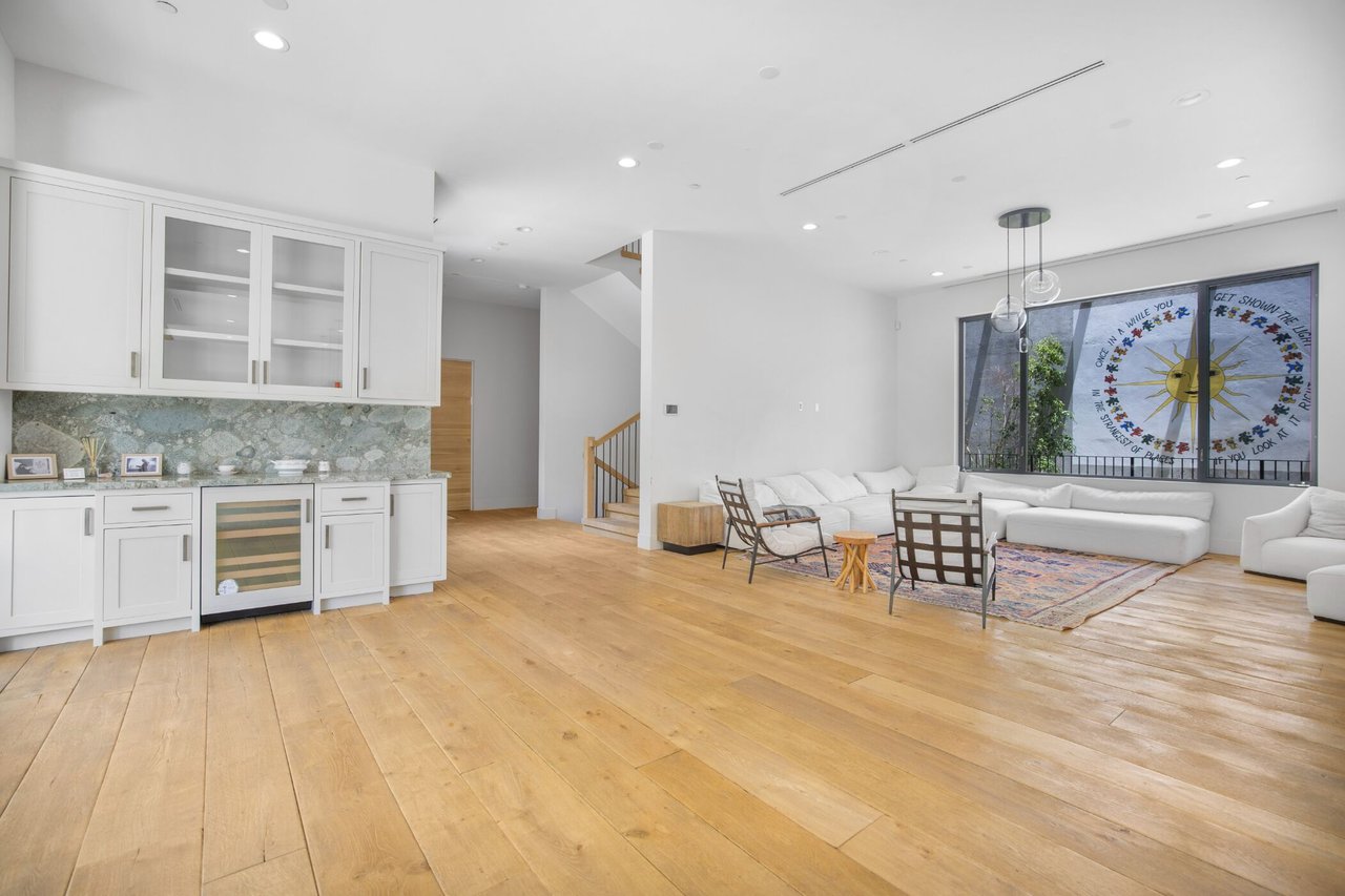 Bowmont Dr, 90210
