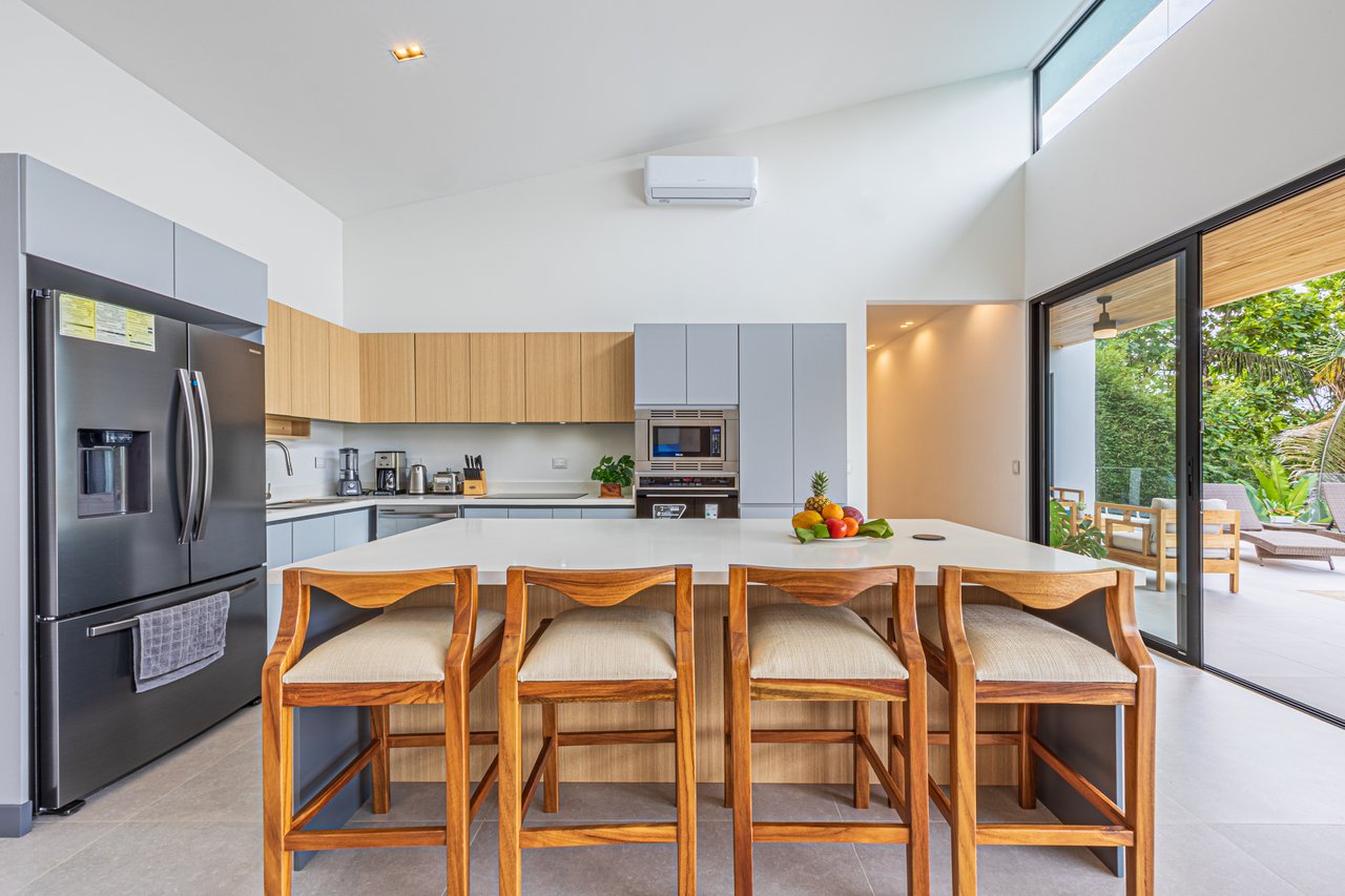 Casa Iguana – 4-Bedroom Tropical Retreat