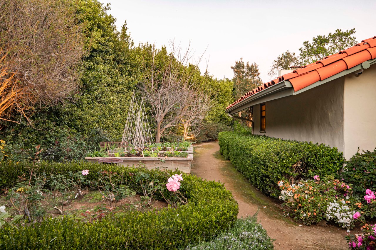 1296 Capri Dr, Pacific Palisades