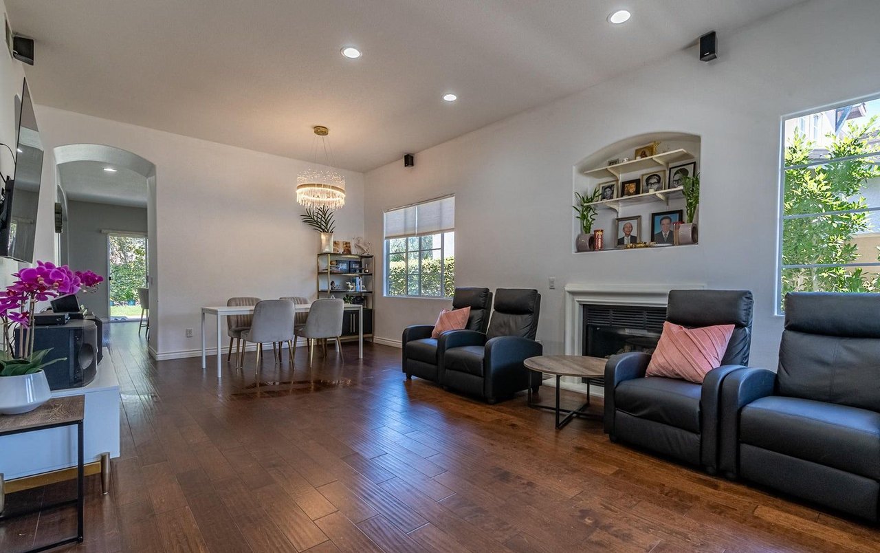 665 Camino De La Luz