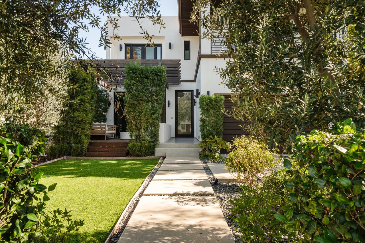 536 N Arden Blvd, Larchmont