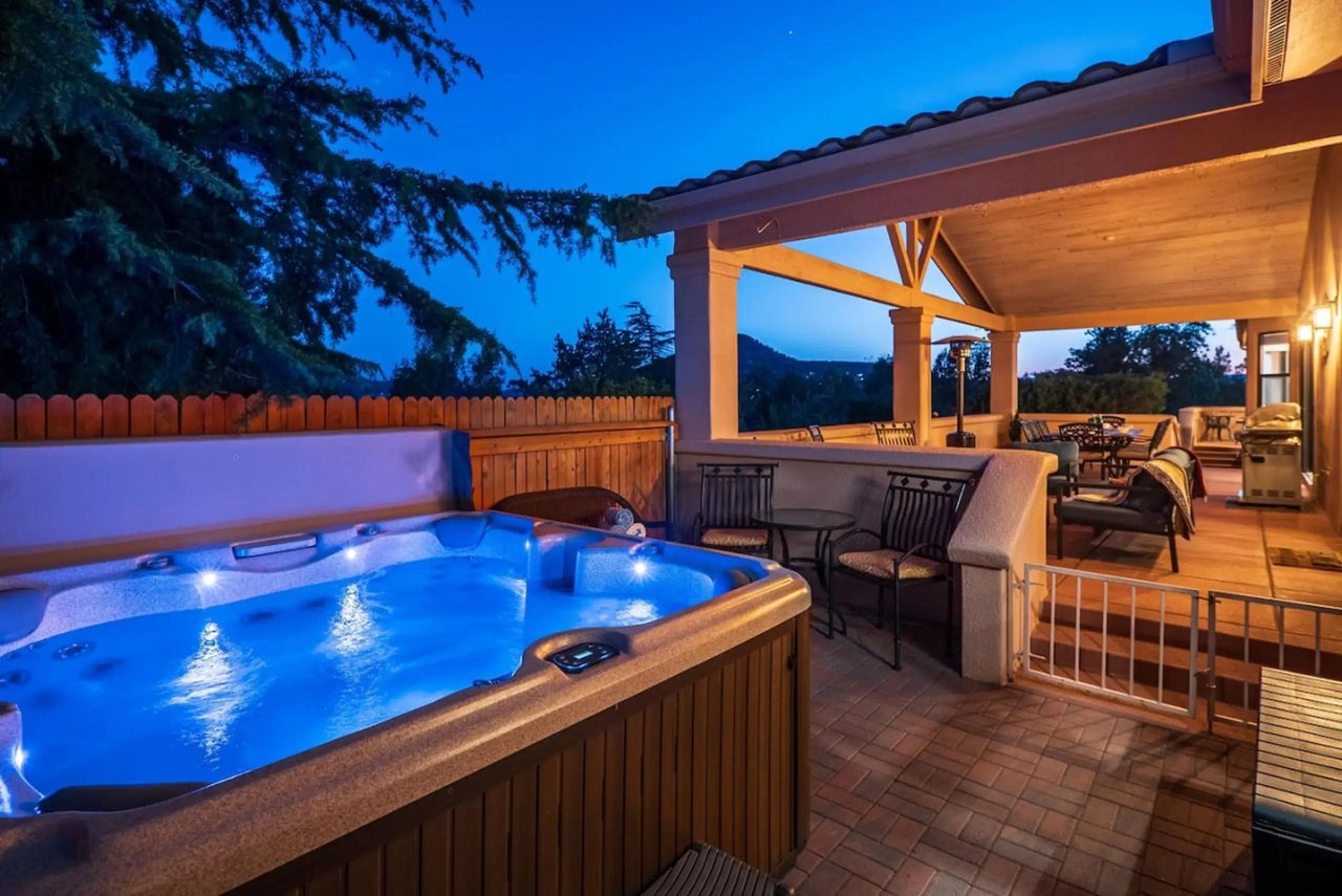 5 Bed, 3 Bath Uptown Sedona-Game Room-Sauna-Cold Plunge-Jacuzzi-Gym