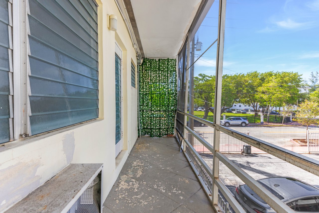 🌊 Waterfront One-Bedroom with Balcony – Miami Beach Lifestyle!