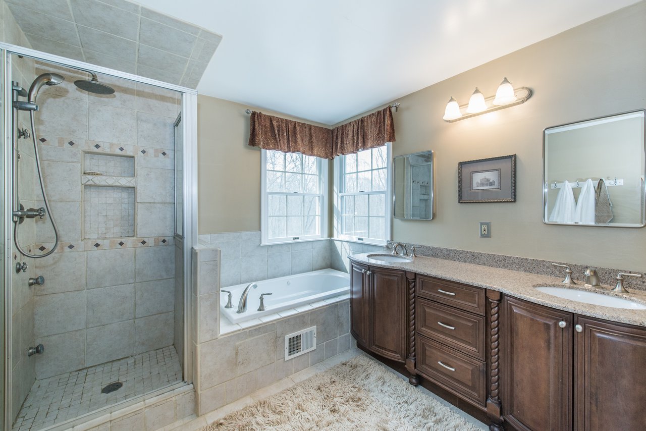 212 Deerlea Ln