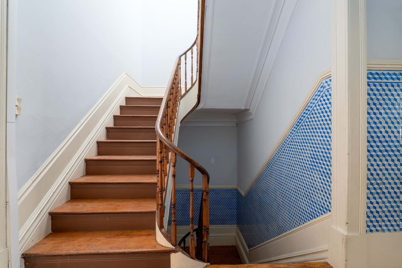 Historic Home for Restoration in Matosinhos, Porto – Prime Coastal Investment Opportunity