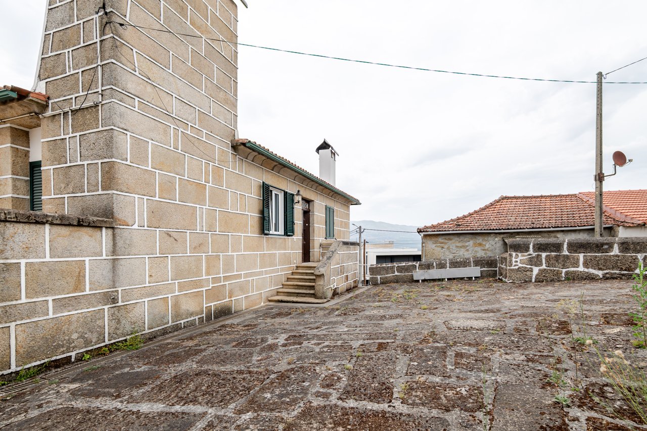 Rustic Four-Bedroom House with Private Land in Folhadela, Vila Real