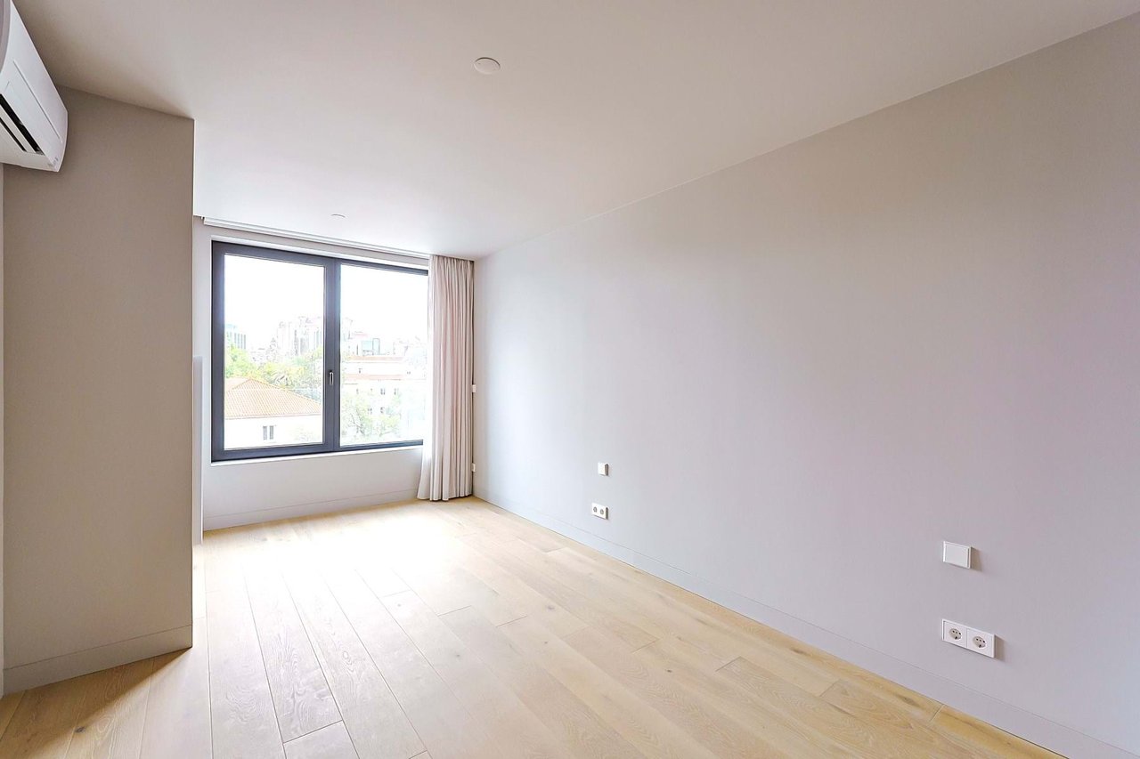 Stylish 2-Bedroom Apartment in the Heart of Lisbon with Exceptional Amenities
