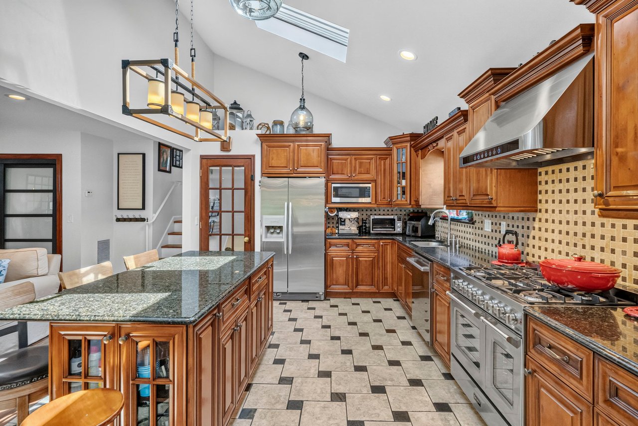 24 Beacon St