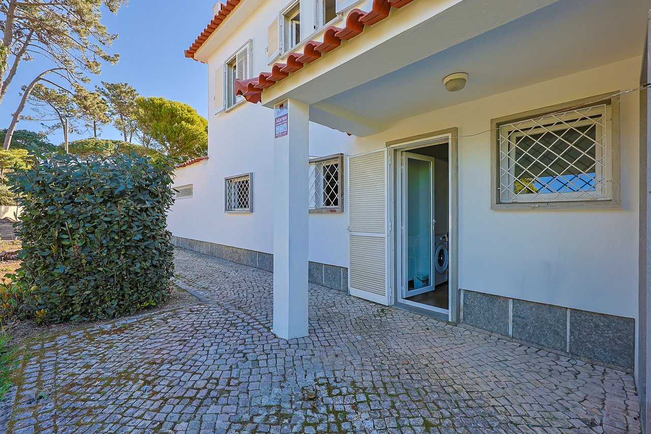 Spacious 5-Bedroom Villa with Expansive Garden Near Sintra in Colares