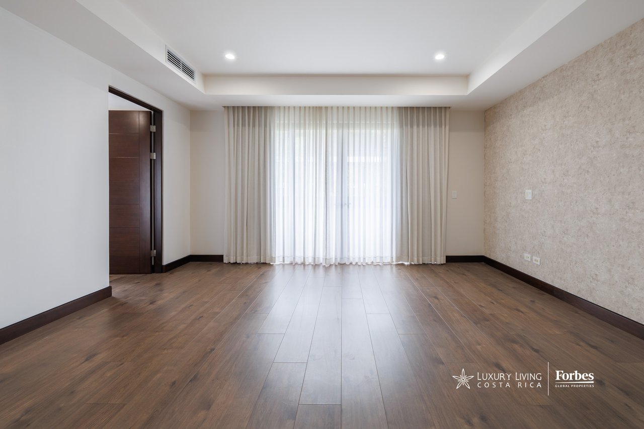 21475 - Modern apartment, 4 bedrooms + maid's quarters in Escazu for sale and rent