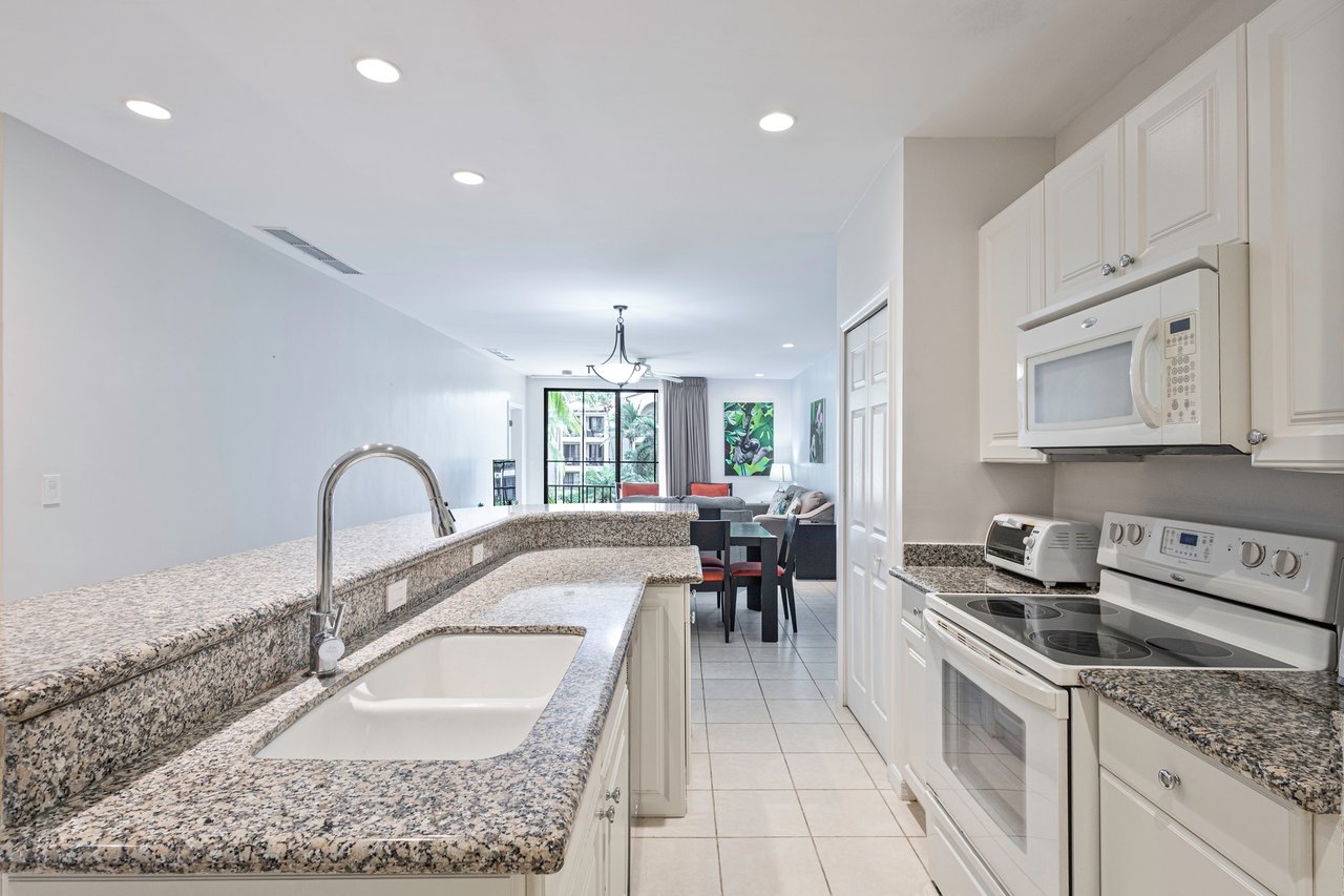 Close to Beach Luxury Two Bedroom Condo