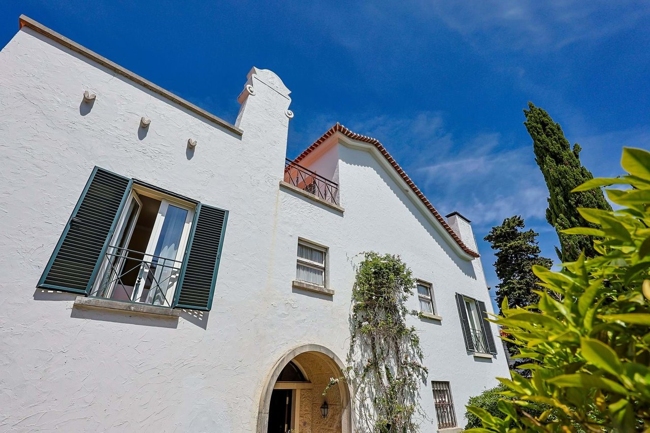 Elegant 10-Bedroom Villa with Sea Views in the Heart of Estoril