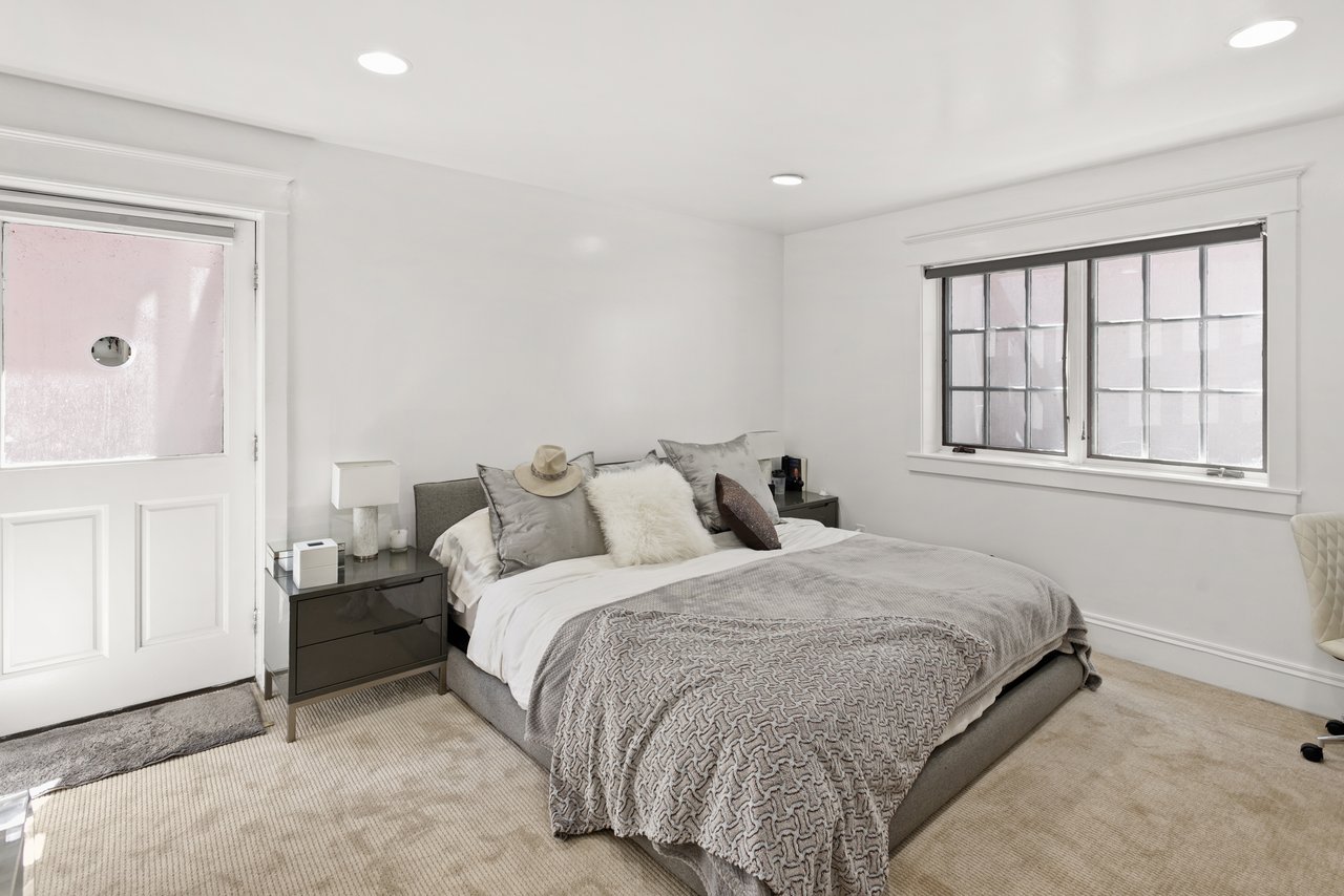 Charming Victorian Carriage House