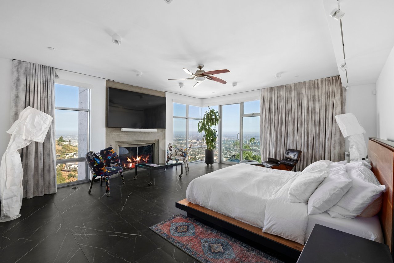2260 Sunset Plaza Dr