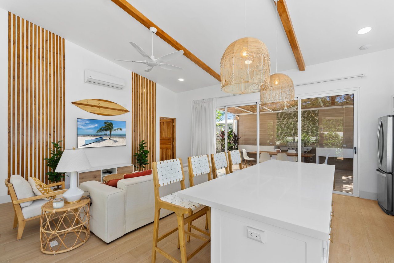 Casa Vista Grande | Lovely Modern Home at the Beach with Space to Build
