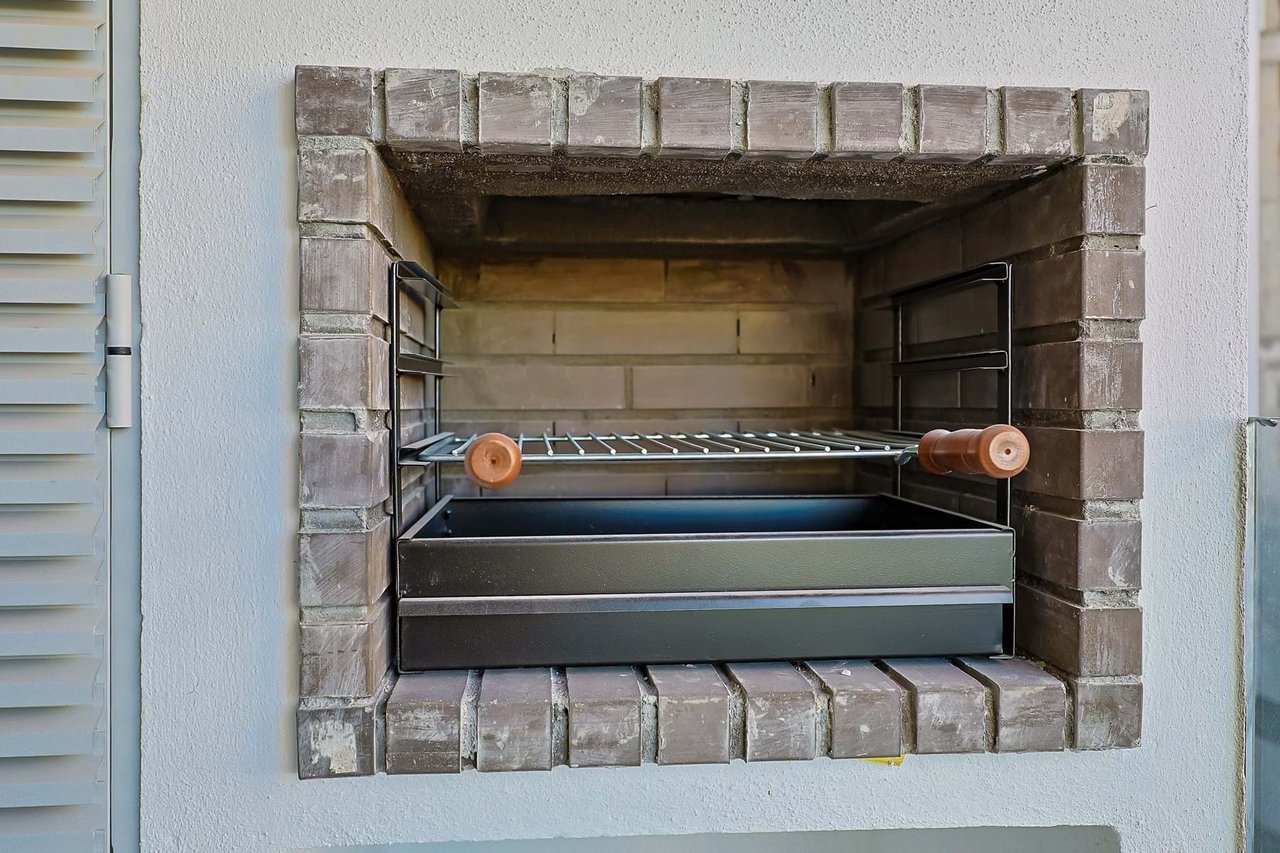 Modern 1-Bedroom Apartment in Camarate, Loures