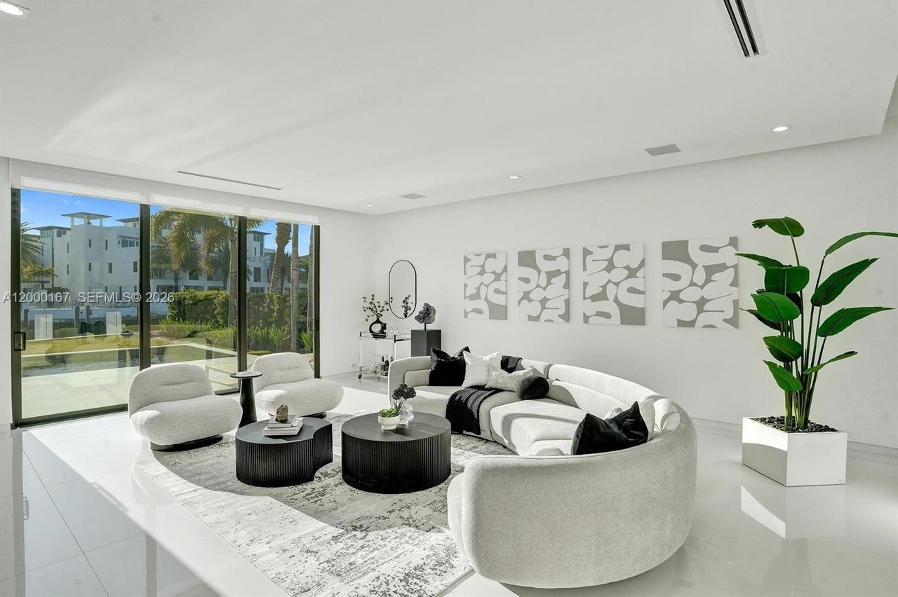 4232-e-tradewinds-avenue-lauderdale-waterfront-home-for-sale-living-area