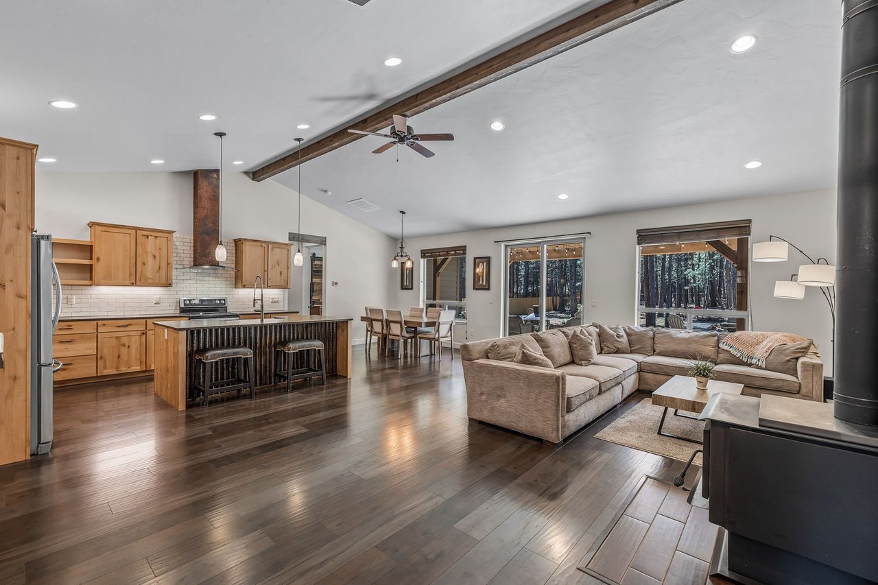 Just Listed: The Perfect Blend of Rustic and Contemporary Living in this 1 Acre Oasis!