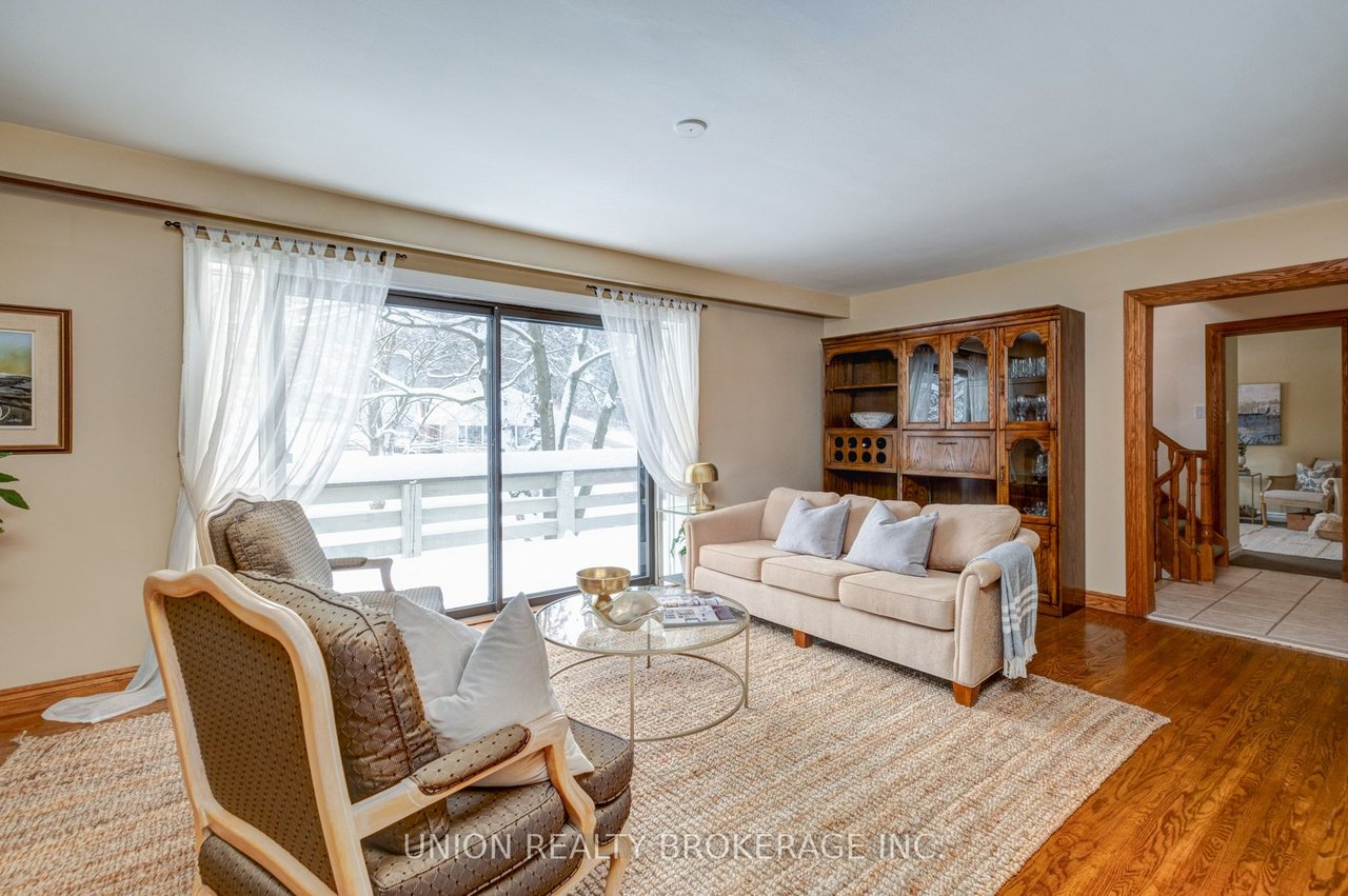 37 Fallingbrook Dr