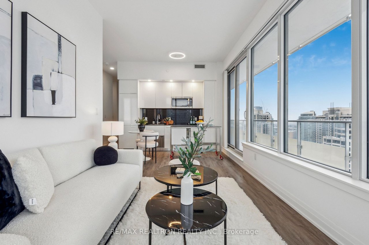 STUNNING, AIRY PENTHOUSE