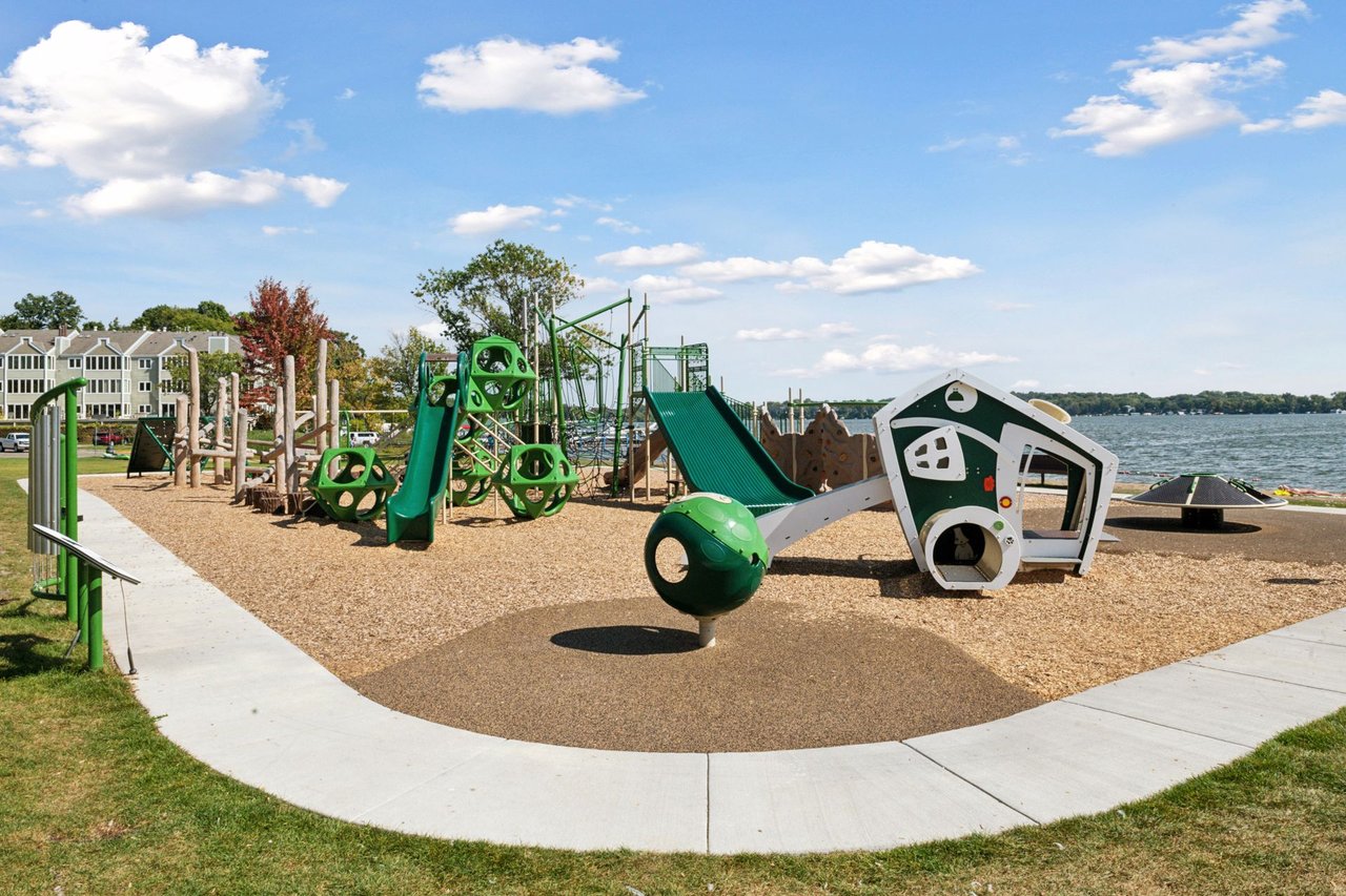 2150 Old School Rd #252, Mound