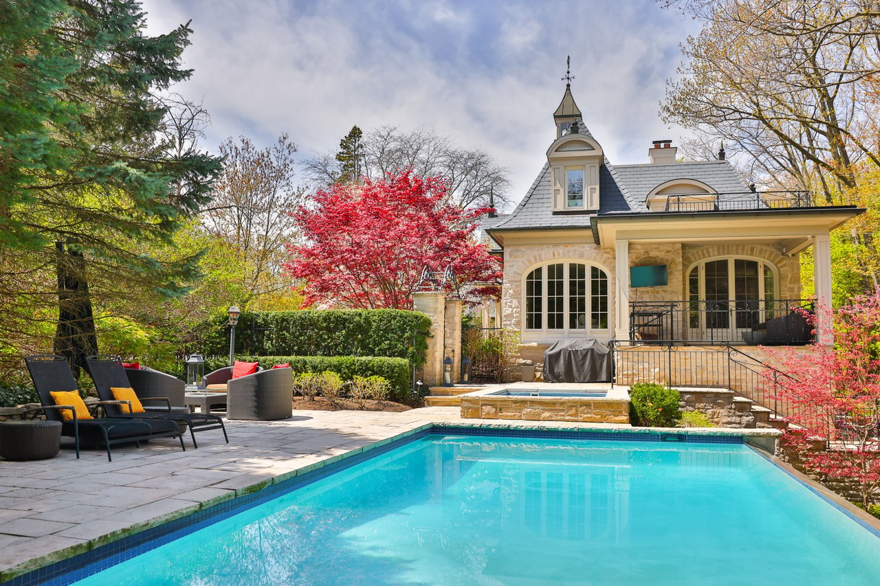 1093 Algonquin Dr