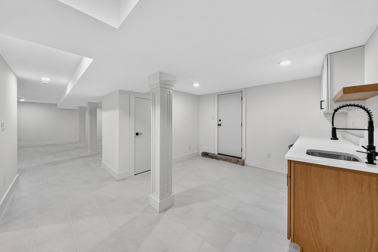 887 Linden Ave, Ridgefield, NJ 07657