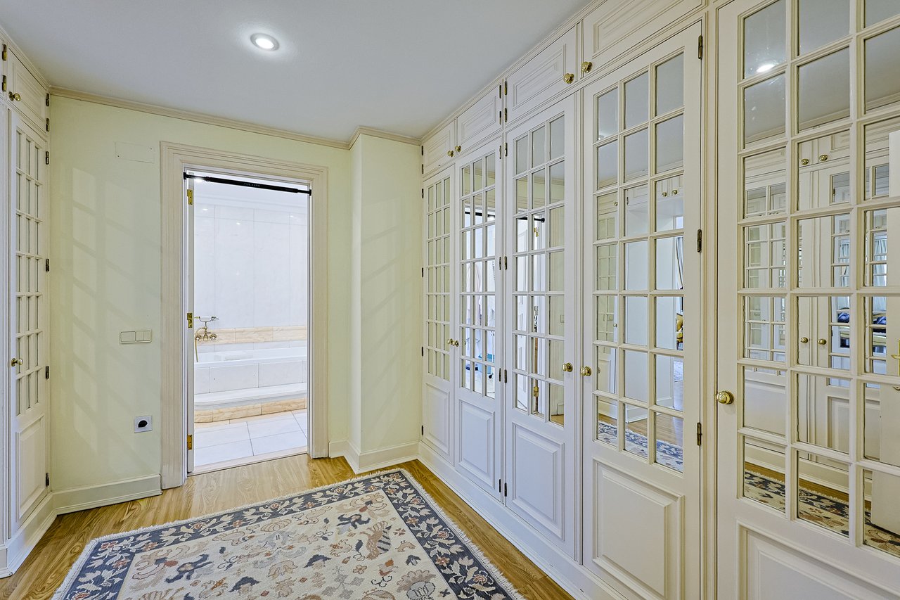 Spacious 8+2-Bedroom Villa with Pool for Rent in Cascais
