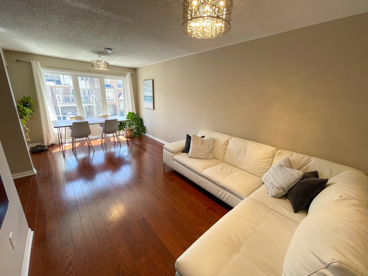 877 Willingdon Cres