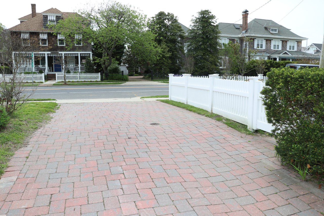 A Classic Bay Header with a Pool House