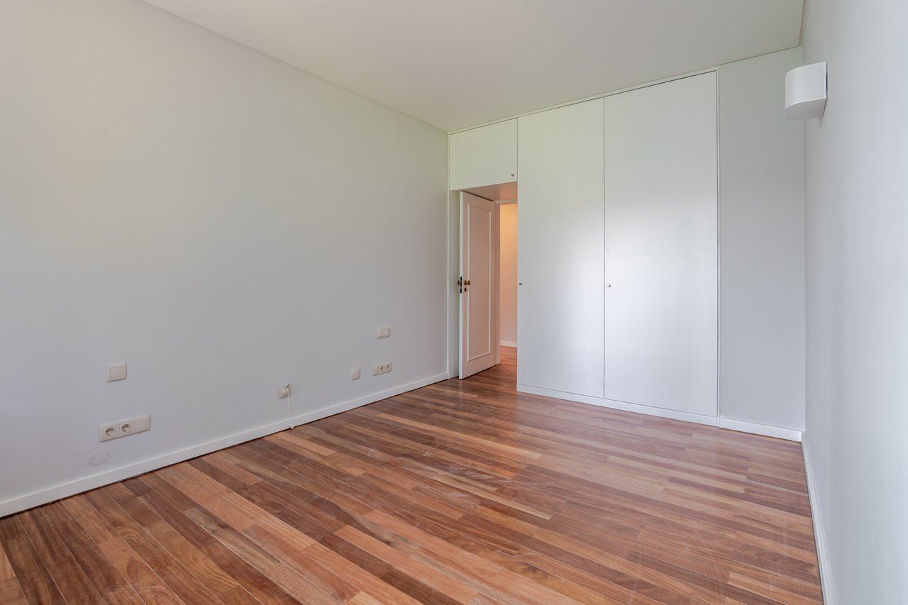 Luxury 5-Bedroom Apartment with Balcony & Private Garage in Foz do Douro, Porto
