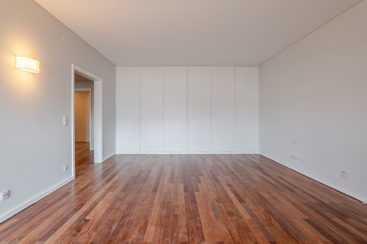 Luxury 5-Bedroom Apartment with Balcony & Private Garage in Foz do Douro, Porto