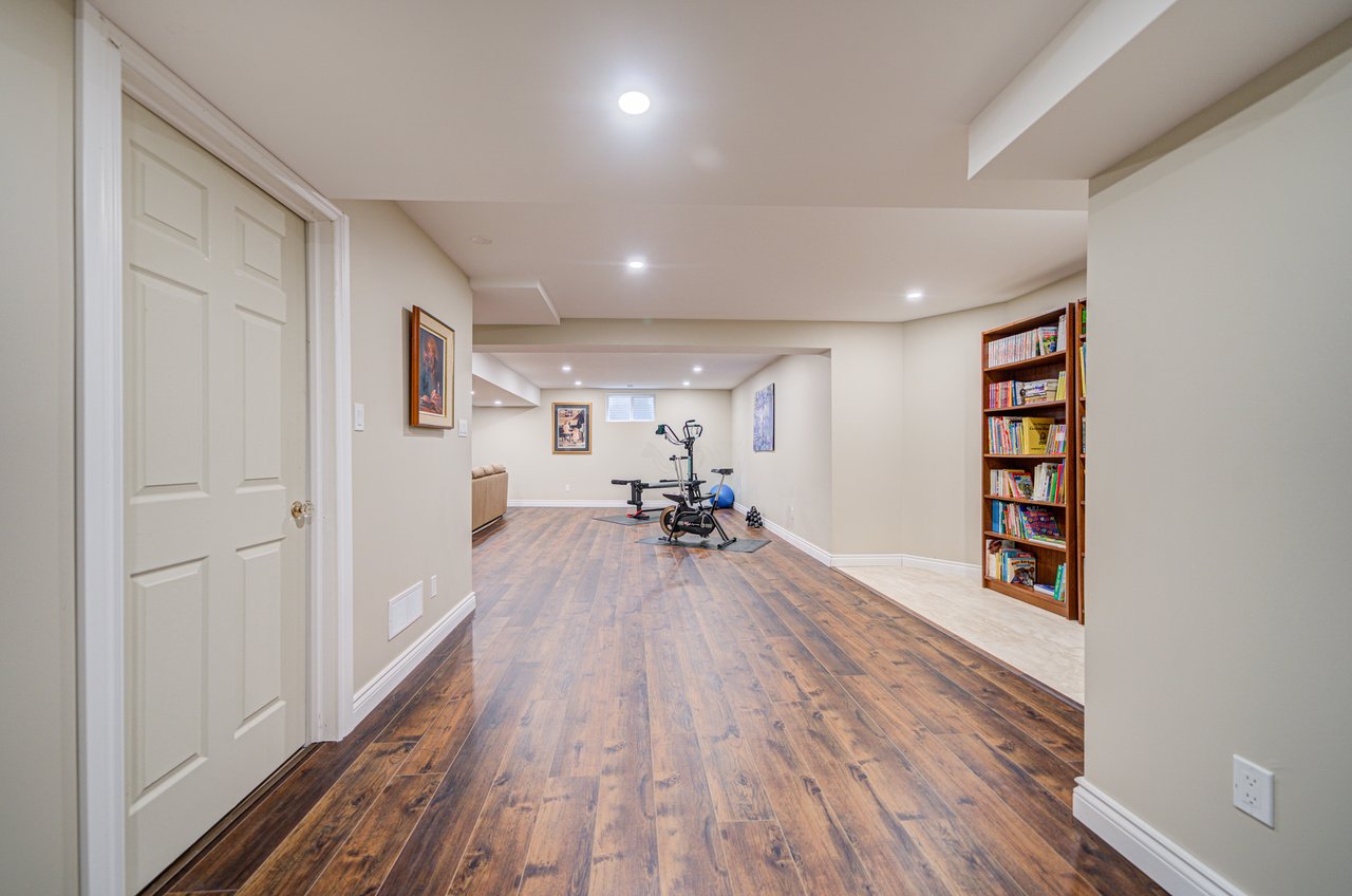 1296 Mapleridge Cres