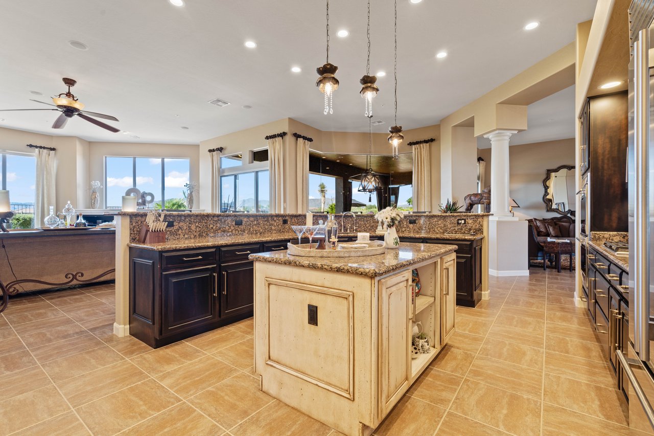 9812 E ROADRUNNER Drive