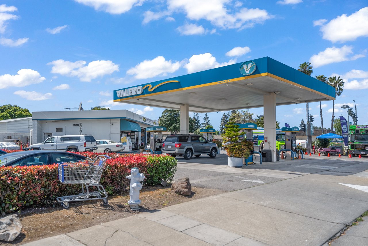 Non-Branded Service Station For Sale