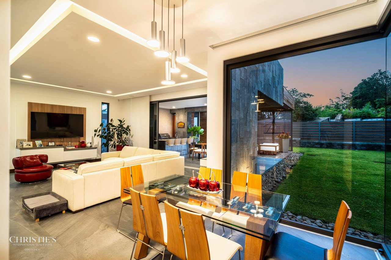 Modern Elegance with Panoramic Views – Exclusive Las Gemas Residence