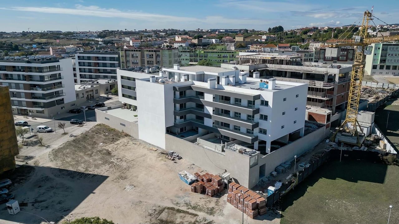 Modern 1-Bedroom Apartment in Camarate, Loures