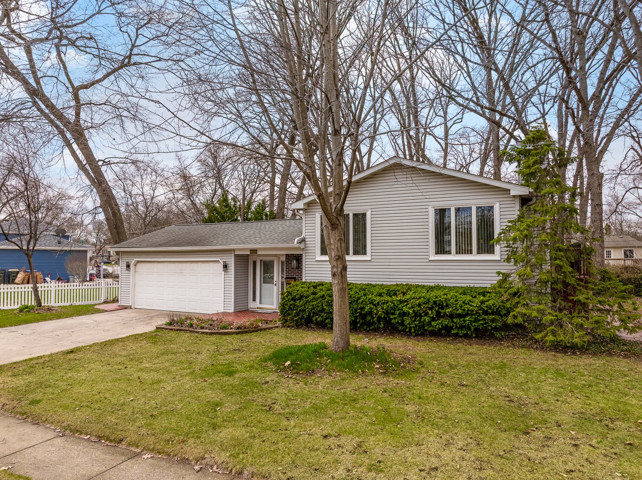 8000 Oakview Lane, Woodridge