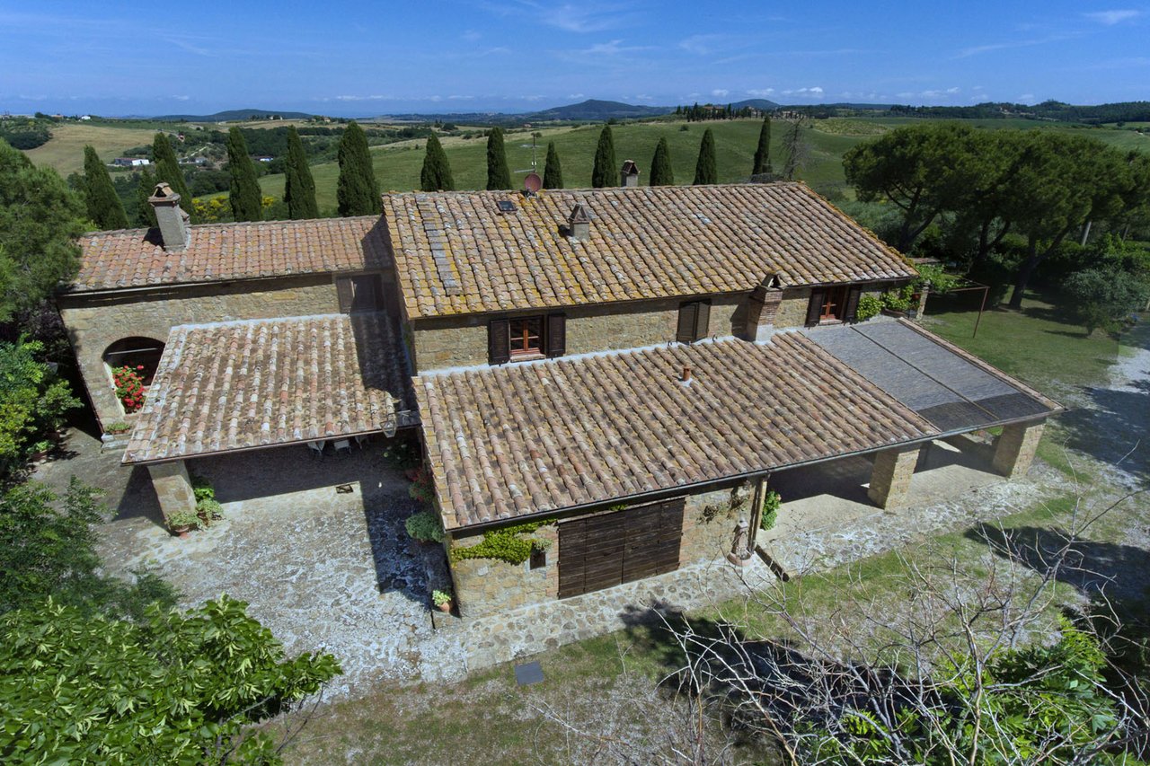 UNA FINESTRA SU PIENZA