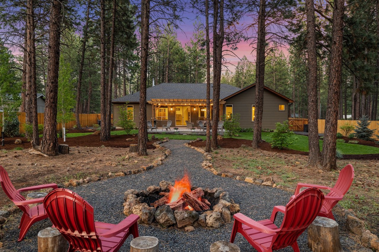 Just Listed: The Perfect Blend of Rustic and Contemporary Living in this 1 Acre Oasis!