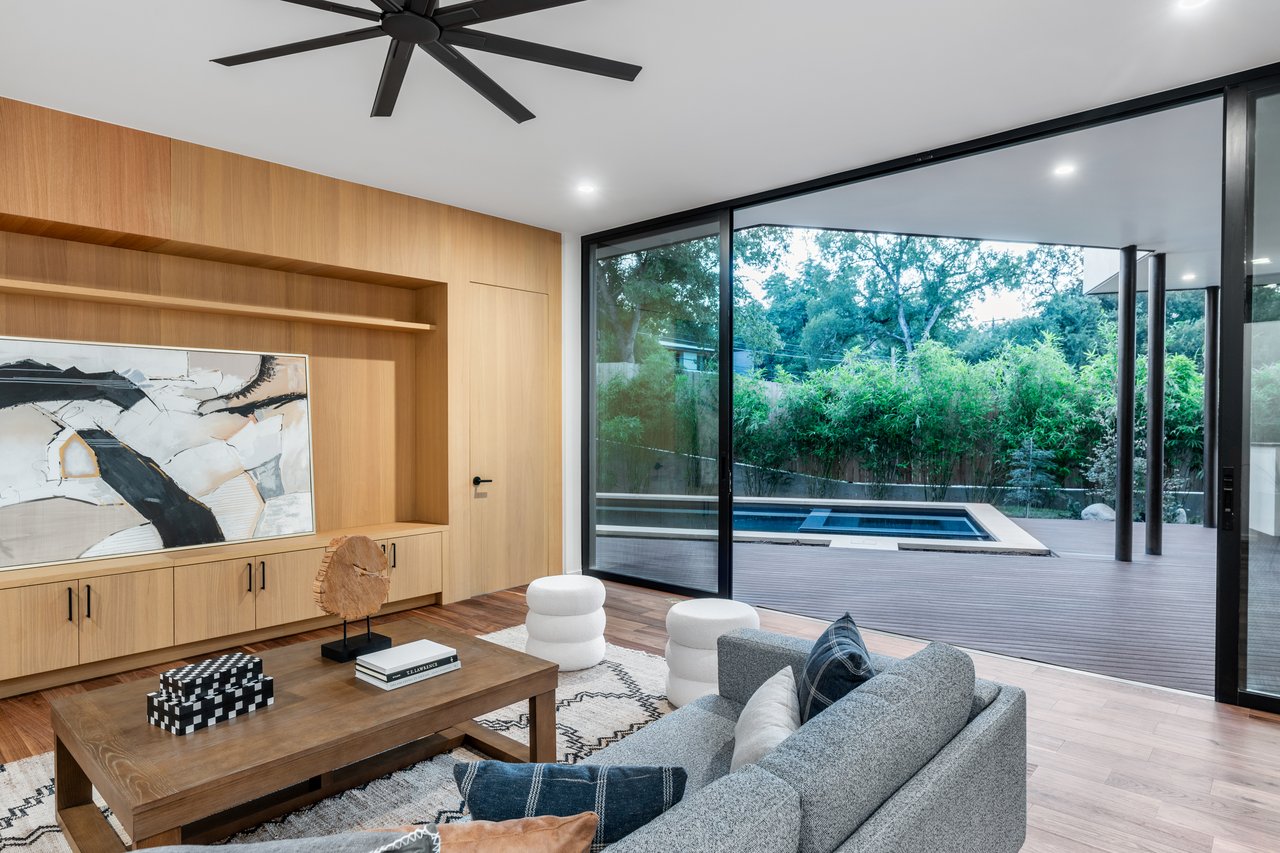 1121 Bluebonnet LN