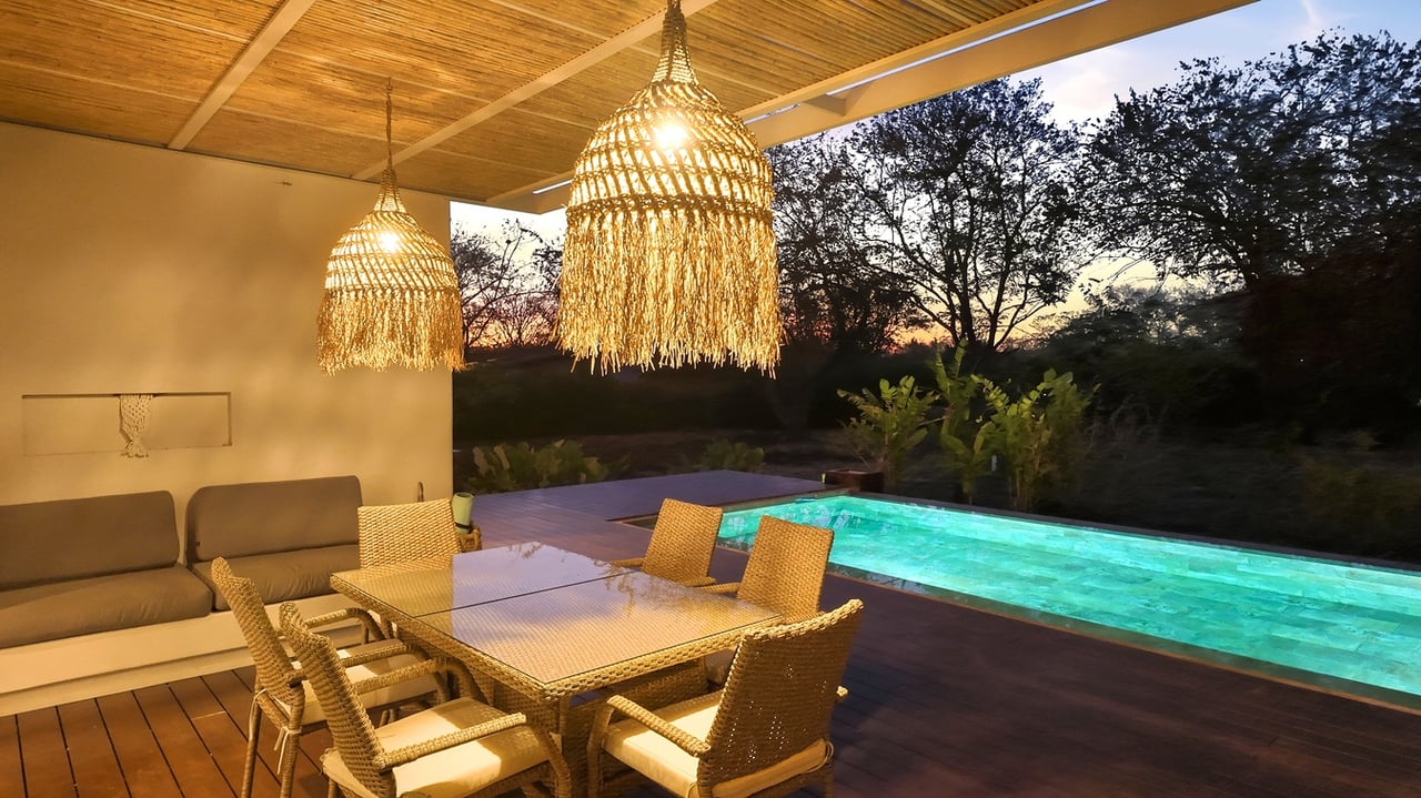 SANTA FE MODERN HOME IN CATALINA COVE | 5,410 M² LOT NEAR BEACHES