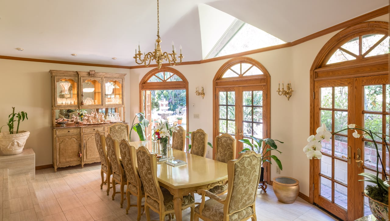 9415 Cherokee Ln, Beverly Hills