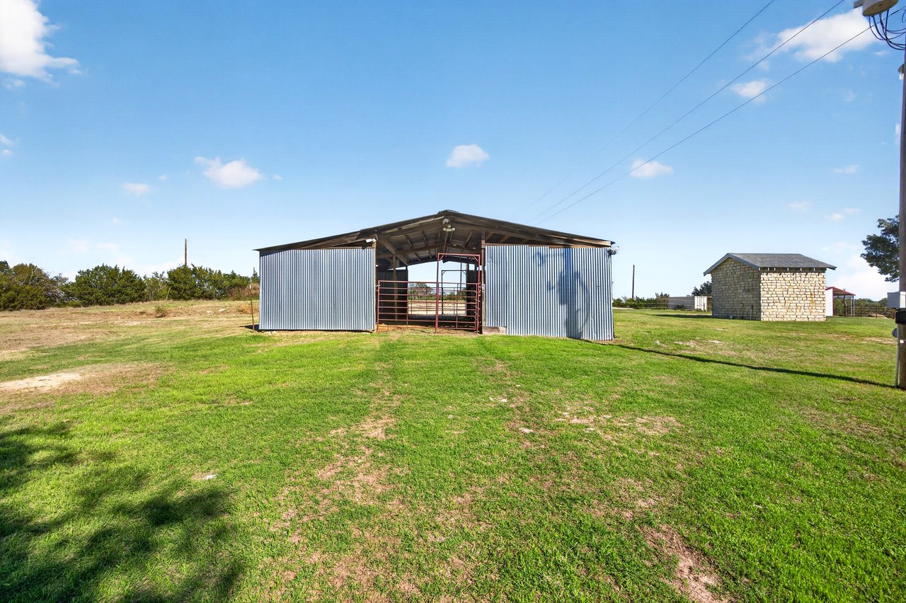 277 Private Road 1611