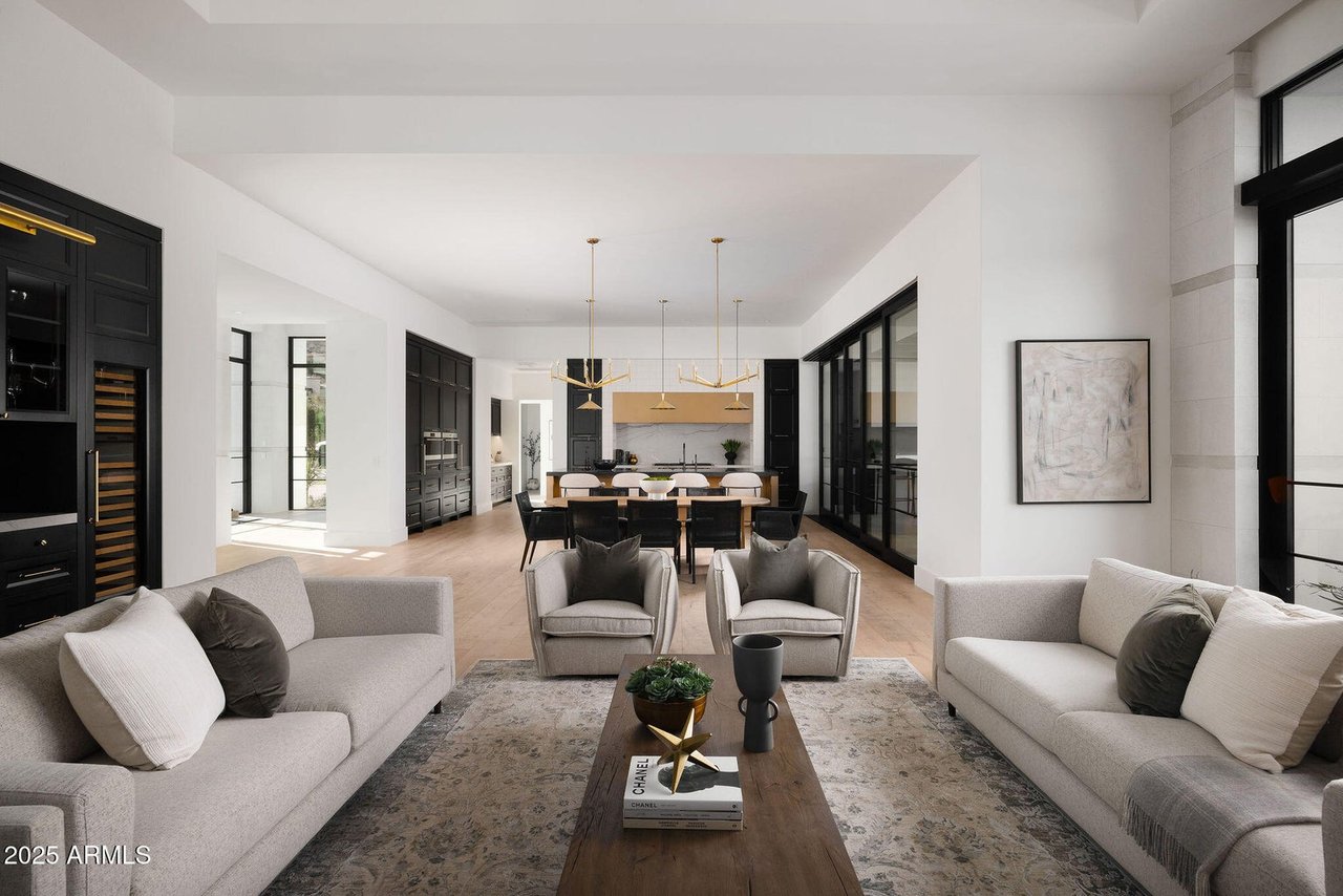 6512 E HUMMINGBIRD Ln