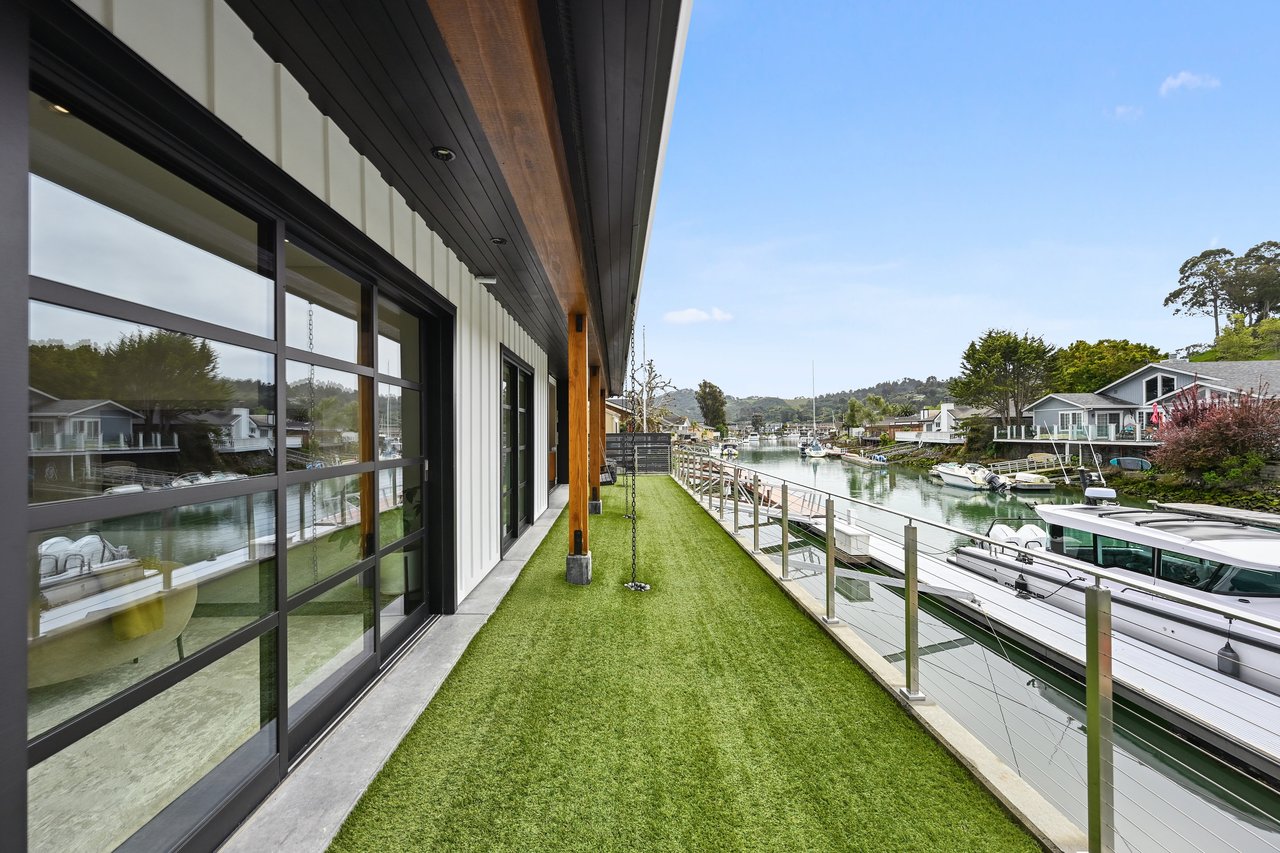 A Waterfront Masterpiece of Modern Luxury