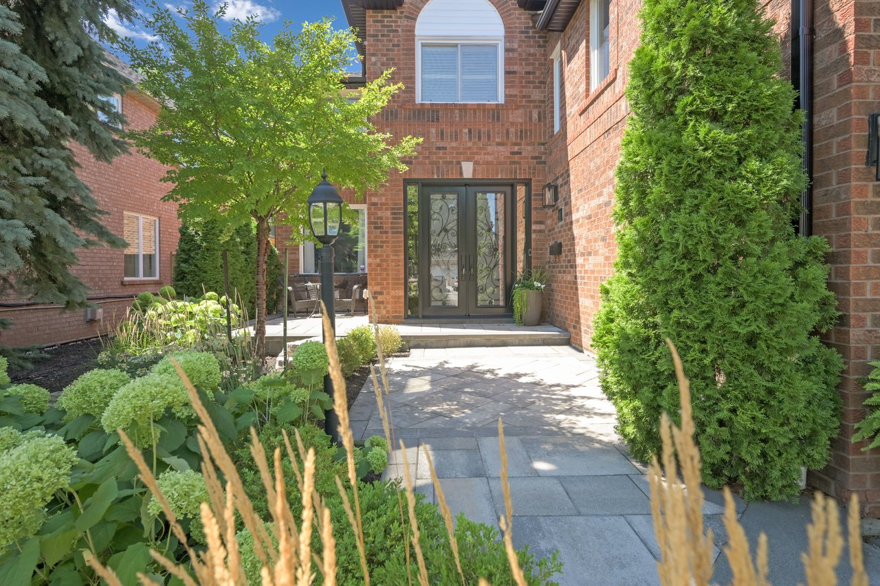 Impressive Home on Ravine Lot in Glen Abbey